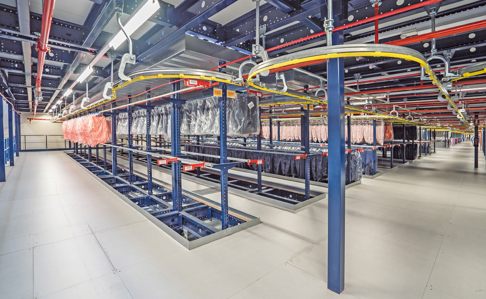 L’entrepôt de DHL dispose et environ 30 000 mètres de tubes de penderie pour stocker les vêtements