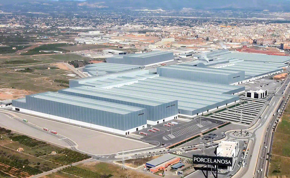 Le complexe logistique du groupe Porcelanosa est composé de cinq centres logistiques avec des entrepôts automatisés à grande capacité