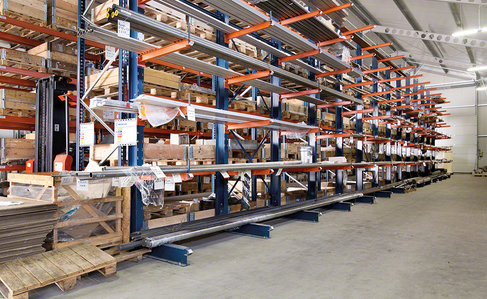 Stockage de profilés métalliques dans l'entrepôt de production de MetalERG en Pologne